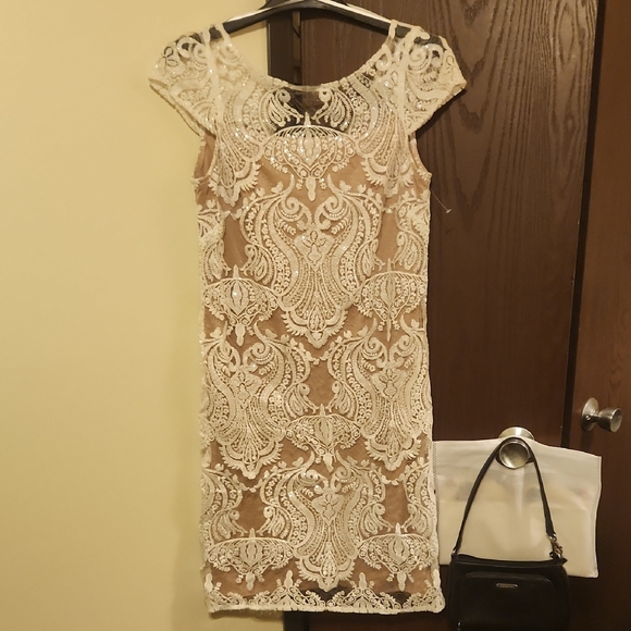 Roz & Ali Dresses & Skirts - Roz & Ali Cream Lace Sheath Dress with Cap Sleeves